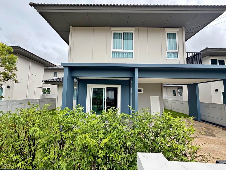 4 Beds 3 Baths - House