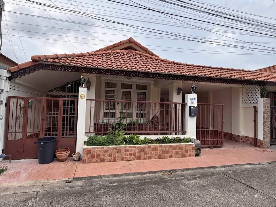 3 Beds 2 Baths - House