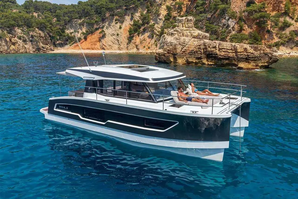 Motor catamaran Fountaine Pajot 40