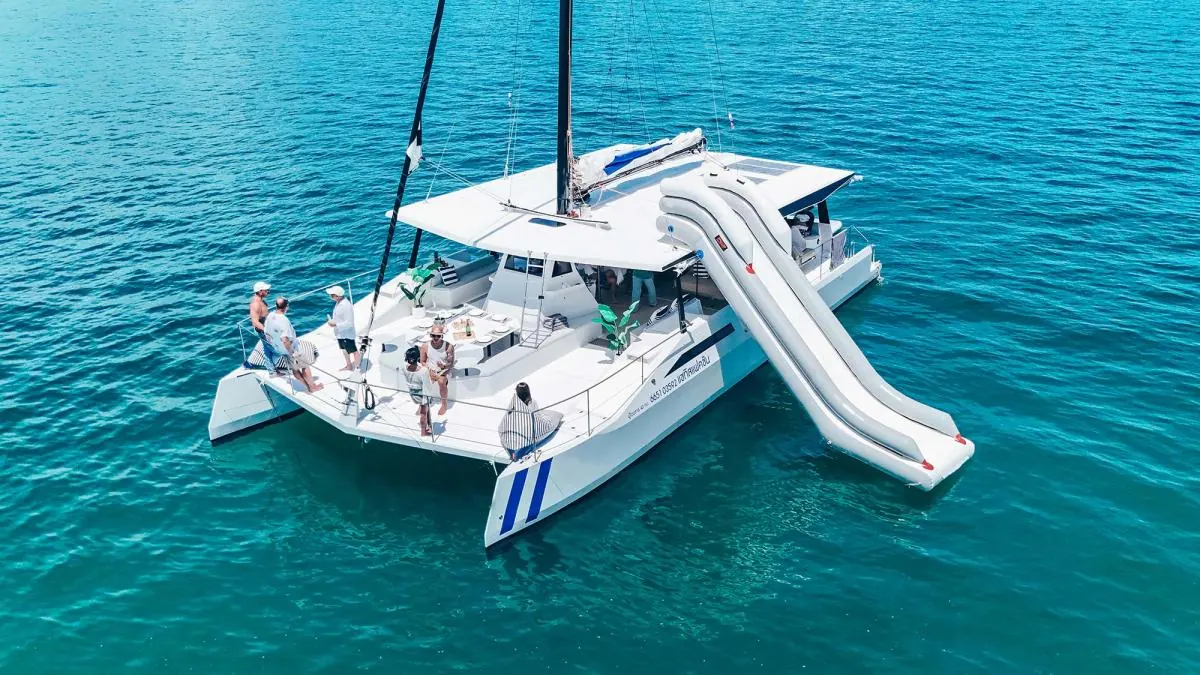 Party catamaran ကျေနပ်မှု ၅၅