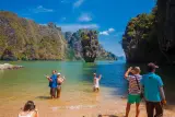 Pulau James Bond dan Hong dengan Bot Laju dengan Kanu, foto 2