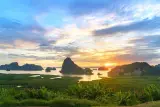 Subuh di atas Teluk Phang Nga: jambatan kaca, bot dan pantai dengan kapal terbang, foto 1