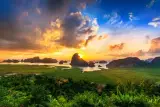 รุ่งอรุณบนเสม็ดนางชา เรือไปเจมส์บอนด์ และชายหาดพร้อมเครื่องบิน, รูป 1