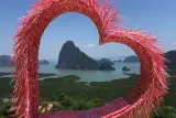 الفجر على سامت نانغشا، القارب إلى جيمس بوند، زنابق الماء والطائرات, صورة 3