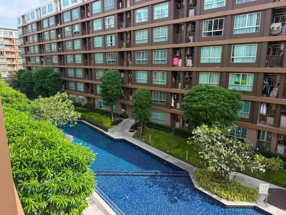Pangsapuri yang selesa di kondominium D Condo Creek, tingkat 4, menghadap ke kolam renang