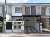 Sebuah rumah bandar dua tingkat di Pruksa Ville Thalang disewa selama sebulan dengan harga 25,000 THB — foto 1