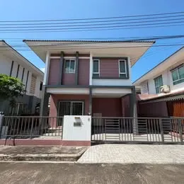 ရေချိုးခန်းနှစ်ခန်းပါသော တိုက်ခန်းနှစ်ခန်း။