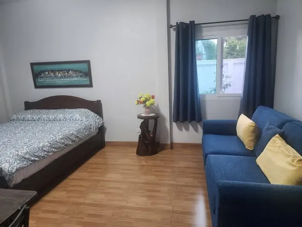 Bölgede geniş, sessiz, çitlerle çevrili bir arsa üzerinde kiralık 1 odalı daire
