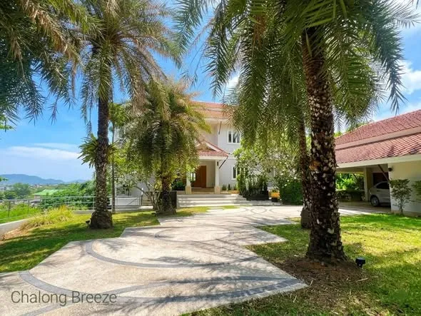 Luxury 5 bedroom villa located on a hill in Chalong